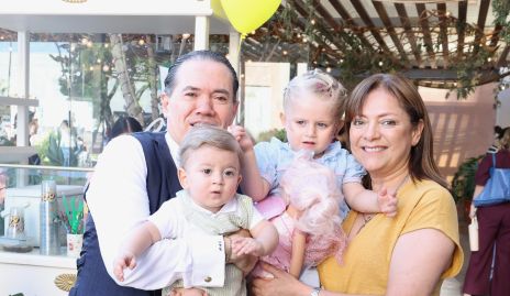  Miguel Maya y Alejandra Zulaica con sus nietos Pablo y Paula Zendejas.
