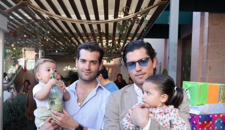  Pablo Zendejas con su hijo Pablo, Gerardo Serrano y su hija Triana 
