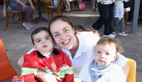  Tere Ledezma con sus hijos Luis y Juan Pablo Torres .