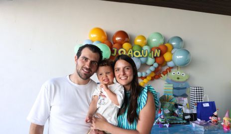  José Luis Hernández y Gaby González con su hijo Joaquín.