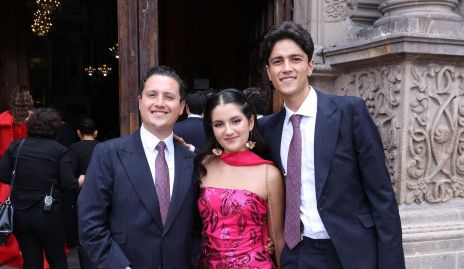  Sebastián, Ana Lucía y Marcelo Mier Meade, hermanos del novio.