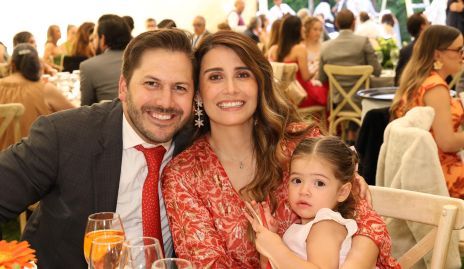  Eutimio Fernández y Katherina Chiai con su hija.