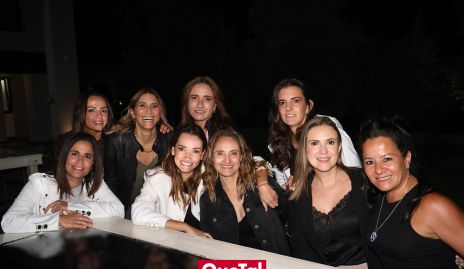  Viviana Navarro festejando su cumple con sus mejores amigas.