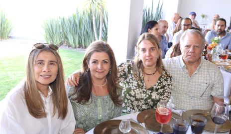 Claudia Quijano, Bety Benavente, Norma Villarreal y Alex Leutaud.
