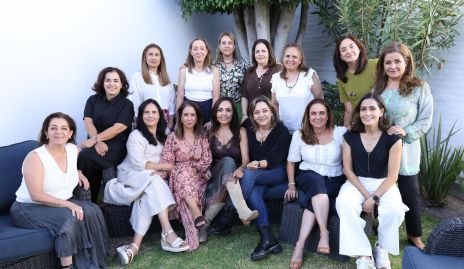  Marianela Villanueva con sus amigas de toda la vida.