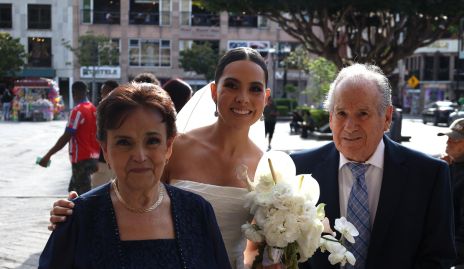 Bárbara con sus abuelos  Alejandra Zepeda y Humberto González 