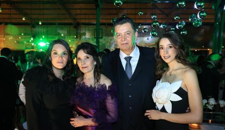  María González, Mari Carmen López, Tirso y Érika González.