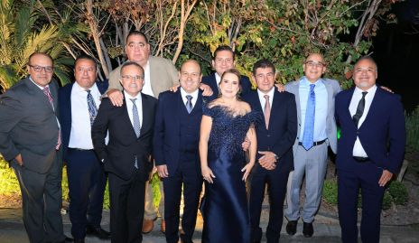  Oscar González y Marisol Hernández, papás de la novia con sus amigos.