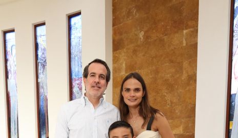  Andrés Díaz de León con sus padrinos Herbert Trampe y Miriam García 