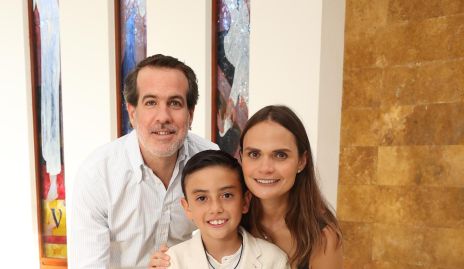  Andrés Díaz de León con sus padrinos Herbert Trampe y Miriam García.