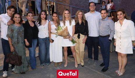  Esperanza Aguilar con su familia y amigos.