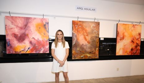  Esperanza Aguilar con sus obras.