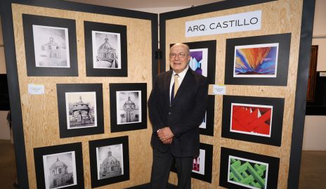  Alejandro Castillo Orejel con sus obras.