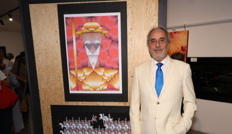  Ernesto Ochoa con sus obras.