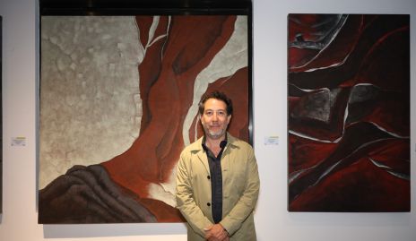  Enrique Esquivel Rodríguez con sus obras.
