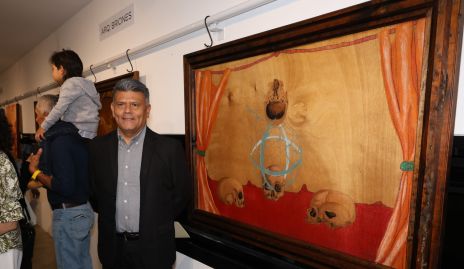  Eduardo Briones con sus obras.