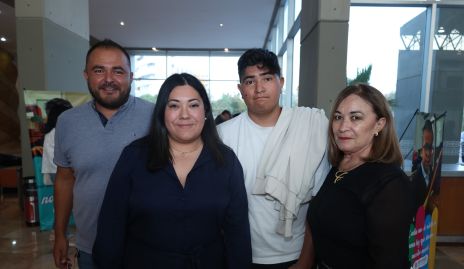  Saúl, Paola, Maximiliano y Mari Carmen.