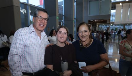  Alejandro, Adriana Zúñiga y Mireya Martínez.