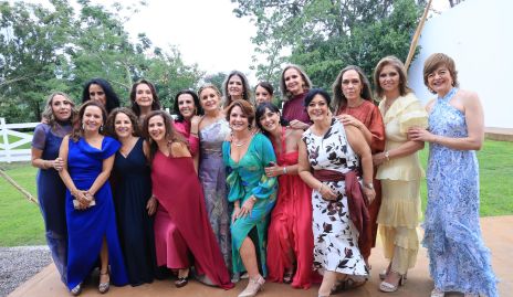 La mamá de la novia con sus amigas, Roxana Serna, Sandra Burgos, Pato Rodríguez, Alejandra Meade, Laura Izaguirre, Ana Irma Ramos, Montse Gómez, Pupi García, Rosy Rodríguez, Guadalupe Bárcena, Beatriz Carpizo, Marusa Maza, Alicia Téllez, Lourdes Del Valle, Cecilia Martínez, Lourdes Leiva y Gaby Balnontín.