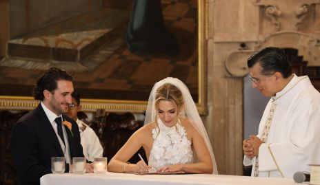  Jorge Pablo Martínez y Faustina Villarreal, firmando el acta de matrimonio con el Padre Rubén Pérez.