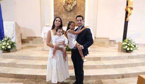  Adriana Estrada y Juan Carlos Dibildox con sus hijos Sebastián y Melina.