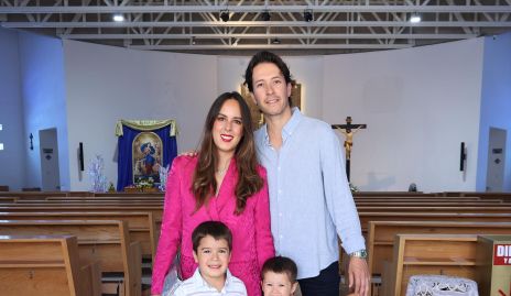  Clau Antunes y Mauricio Dibildox con sus hijos Luca y Carlo.