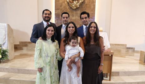 Sebastián Dibildox con sus papás y padrinos.