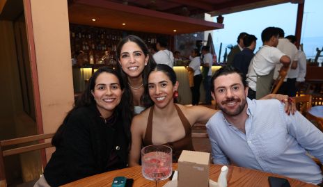  Daniela Estrada, Adriana Estrada, María José Estrada y Mauricio Goytortua.