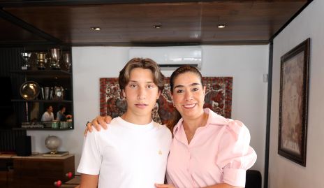  André Medlich con su mamá Silvia de la Vega.