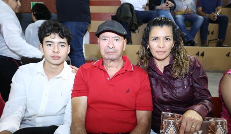  Emiliano González, Adrián González y Aurora Torres.