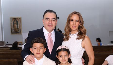  Jesús Fernández y Cristina Ortiz con sus hijos Rodrigo y Regina.