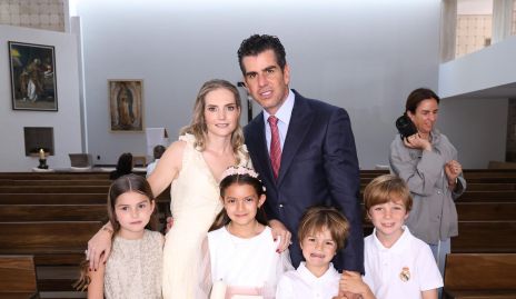  Miriam Huber y Alejandro Valladares con sus hijos Raquel, Luca y Alex y su ahijada Regina.
