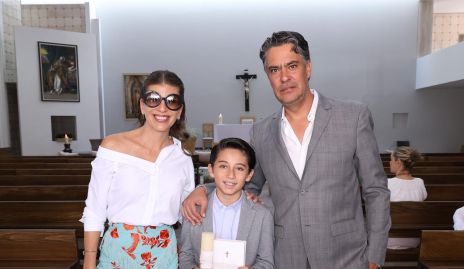  Sofía Múzquiz y Sebastián Rosillo con su ahijado Mateo.