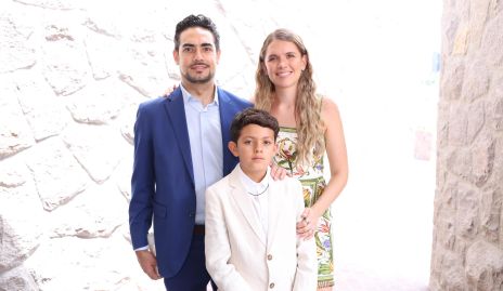  Victorio Ortiz y Ana Sofía Solana con su ahijado Rodrigo Fernández.