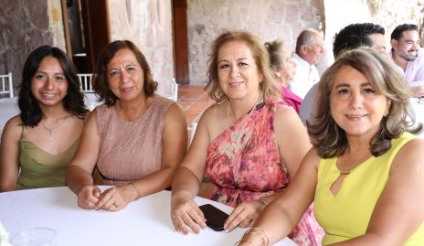  Camila Zapata, Angy Flores, Irma Flores y Rosalba Flores.