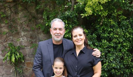  Alexander Sharp y Begoña López con su hijaBegoña.