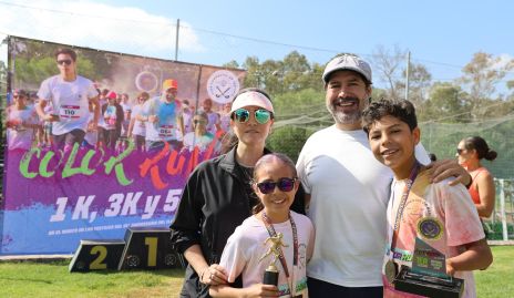  Mariana Meade y Miguel Martínez con sus hijos Mariel y Miguel.