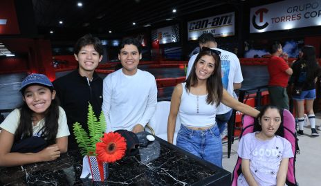 Romina, Leonel Castañeda, Guillermo Marcial, Paola y Camila.