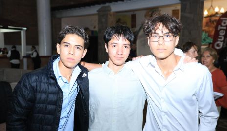  Ernesto, Santiago y Jesús.