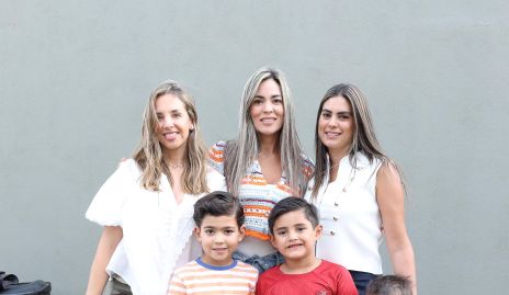  Melissa Compeán, Elizabeth Berrones y Bárbara Berrones con sus hijos.