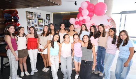  Pau Díaz de León con sus amigas.