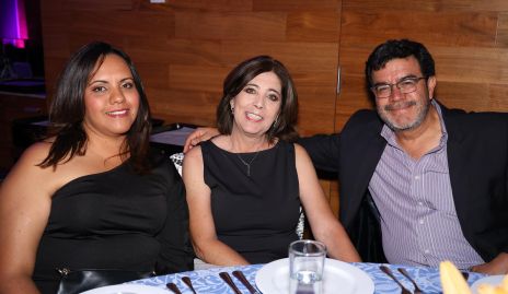   Judith Serrano, Elia Viramontes y Pepe Lomelí.