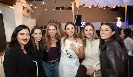 Chiara con su hermana, primas y amigas.