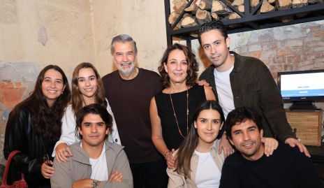  José Luis Leiva Pons con su esposa Gloria y sus hijos.