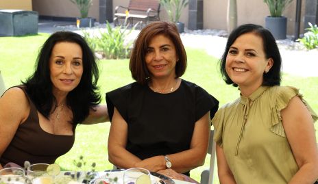  Adriana Espinosa, Adriana Sánchez  y Elsa Trujillo .
