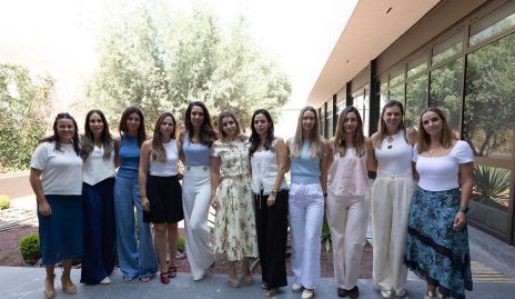  Sandra García con sus amigas más cercanas.