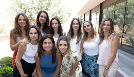  Sandra García con sus amigas.