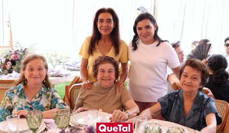  Pilar Nava, Marcela Nava, Marcela Puga, Cristina Nava y Chelo Nava.