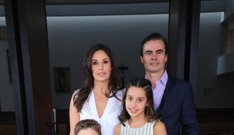  Ale Díaz Infante y Juan Carlos Flores con sus hijos Juanca y Julia.