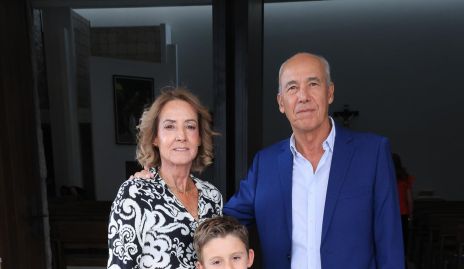  Alma Orozco y José Manuel Díaz Infante con su nieto Juanca Flores.